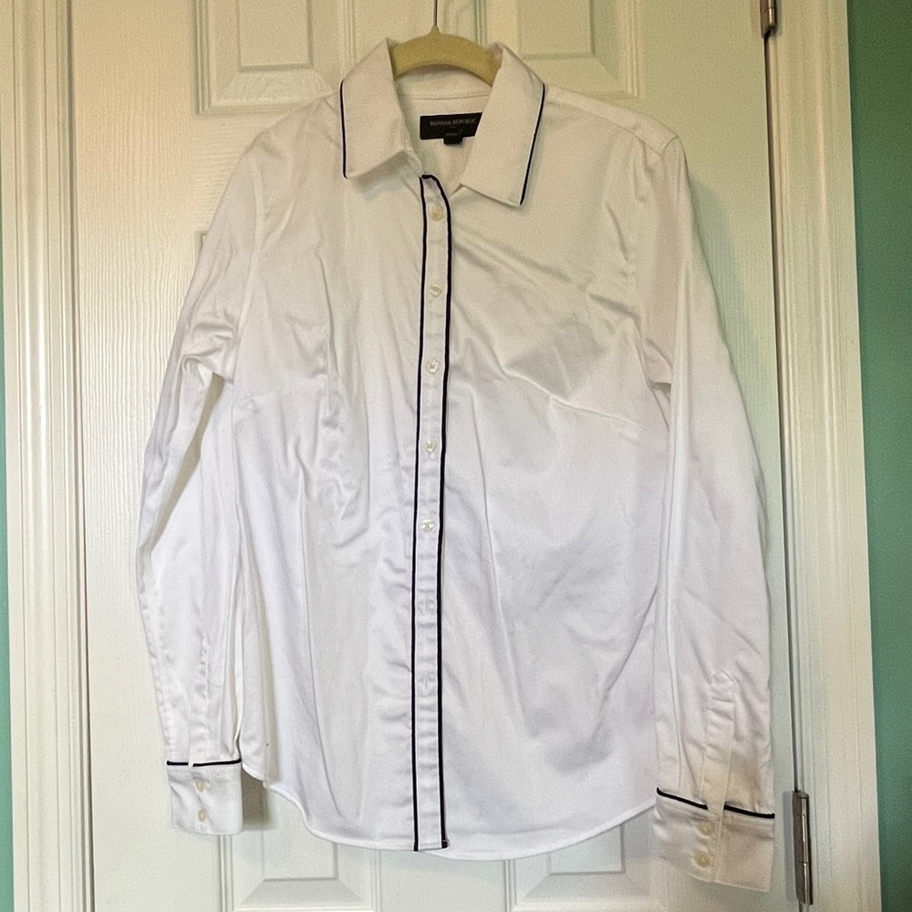 Banana Republic tailored dress shirt with black piping. EUC